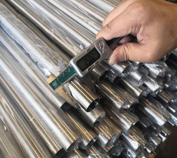 As tubulações SS304 e os tubos de aço inoxidável lustrados programam 10 decorativos
